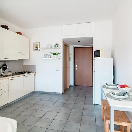 Apartment Love Is In The Air - By Myhomeincomo *